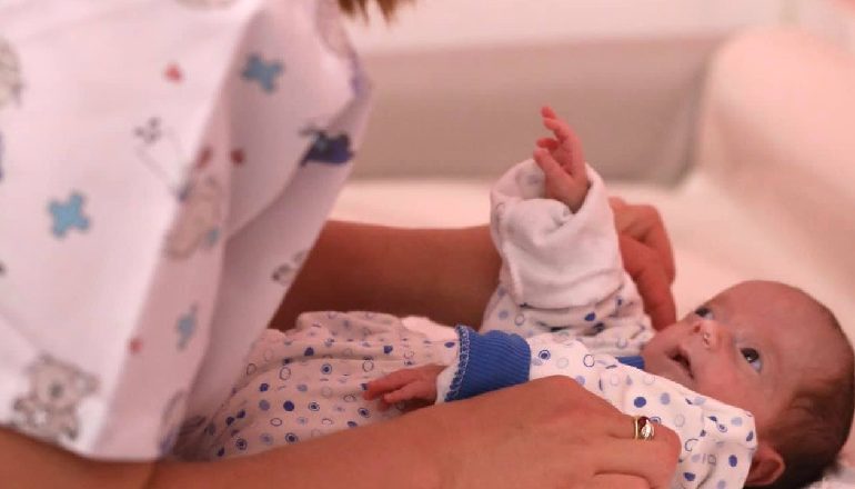 MANASTIRLIU JEP LAJMIN E MIRË/ Pas 50 ditësh “lufte” në terapinë intensive, foshnja fiton betejën me jetën