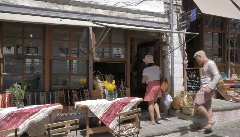 “FUQIZON ZONJAT…”/ Rama sjell historinë e suksesit të një biznesi në Pazarin e Gjirokastrës