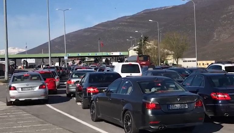 SEZONI TURISTIK/ Fundjava rikthen pushuesit kosovarë në bregdetin shqiptar, fluks në pikën kufitare të Morinës