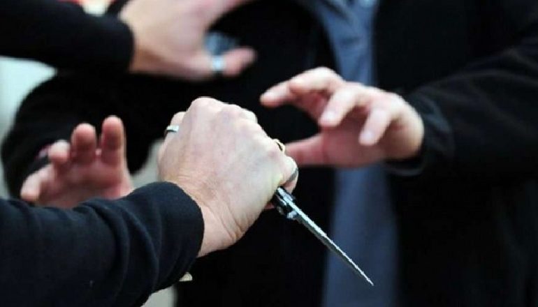 “PLAS” SHERRI MES DISA PERSONAVE NË TIRANË/ Plagoset me thikë 37-vjeçari