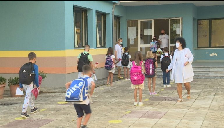 MBYLLET SOT VITI SHKOLLOR/ I pari thuajse i tërë nën masat anti-COVID. Nxënësit rikthehen në klasa më 13 shtator