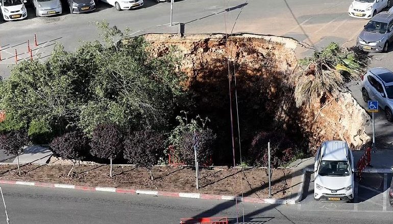 INCIDENT I FRIKSHËM NË IZRAEL/ Një gropë e madhe hapet në parkingun e një spitali dhe “gëlltit” disa makina (VIDEO)