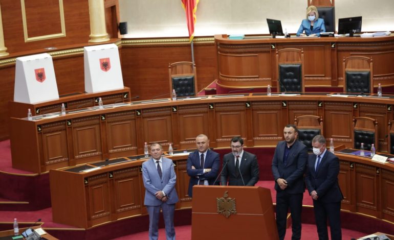 PËRQAFIME DHE GËZIM/ Ja si u prit në Kuvend shkarkimi i Metës (FOTOT)