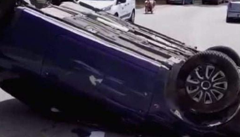 AKSIDENT I RËNDË/ Makina humb kontrollin dhe përmbyset në rrugë, plagoset i riu shqiptar në Greqi
