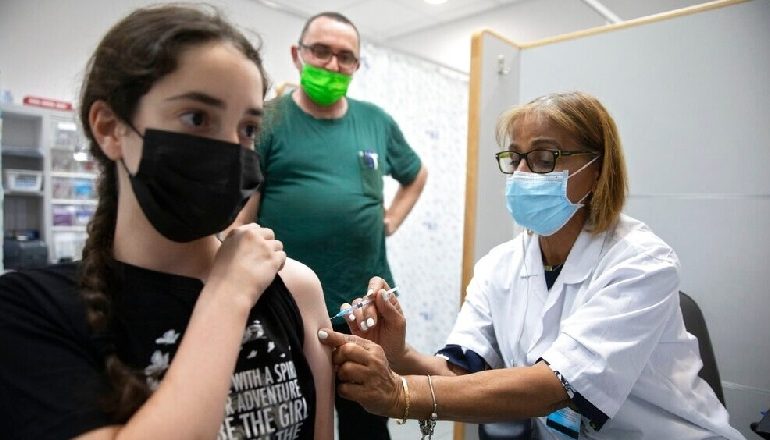 EFEKTET ANËSORE TË VAKSINËS TEK TË RINJTË/ Flet mjeku amerikan: Pas injektimit mos bëni aktivitete të rënda fizike