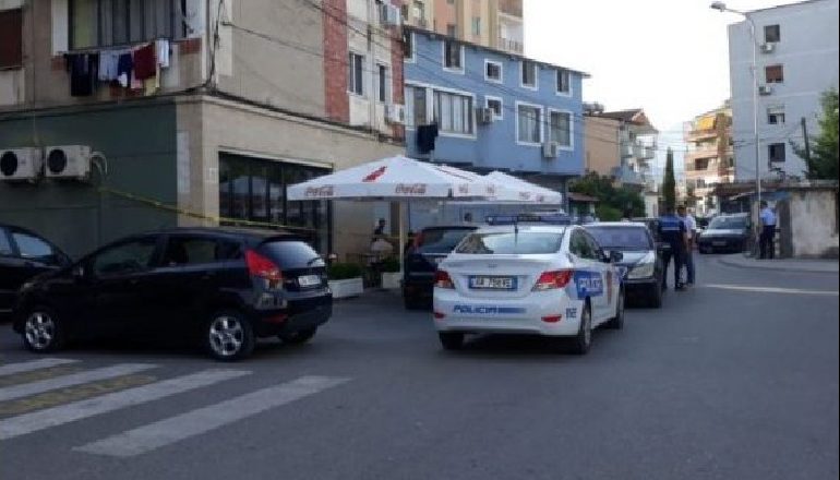 E RËNDË/ Adoleshenti plagos 30 vjeçarin në Elbasan, e qëllon më shumë se 5 herë me thikë