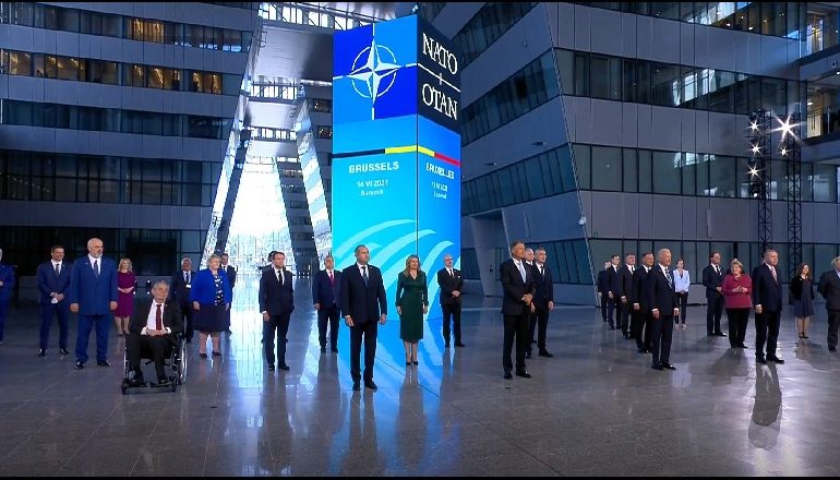 MES TYRE EDHE RAMA/ Liderët e NATO-s, foto familjare para fillimit të samitit