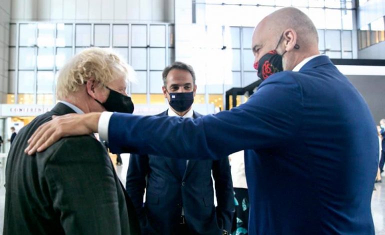 SAMITI I NATO-S/ Rama takim miqësor me kryeministrin britanik Boris Johnson, i hedh dorën mbi sup