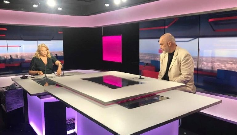 FOTOLAJM/ Rama intervistë për televizionin francez: Me gazetaren e famshme