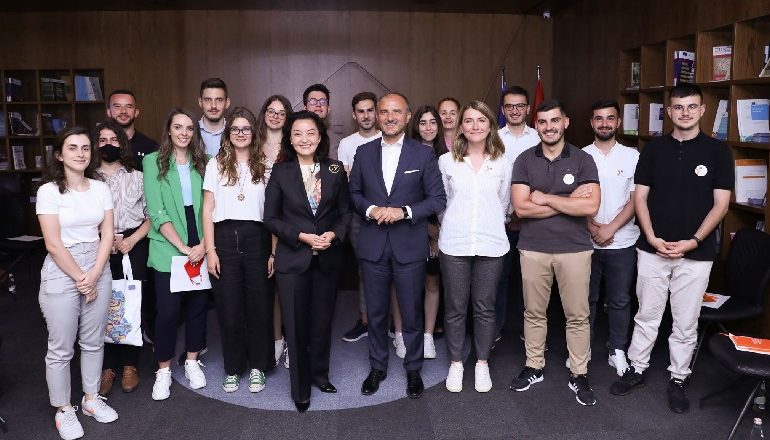 TAKIMI ME TË RINJTË/ Kim dhe Soreca: Nxisini ndryshimin duke menduar në mënyrë kritike