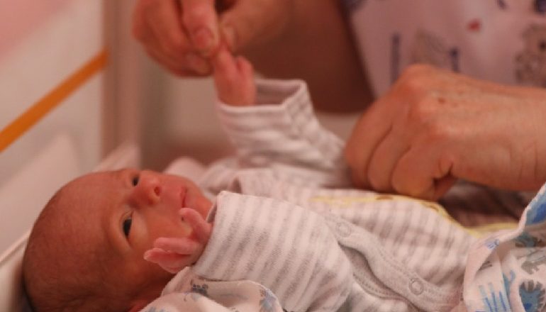 JEP LAJMIN E MIRË/ Manastirliu: Bebja prematurë fiton betejën pas shumë ditësh në terapi intensive