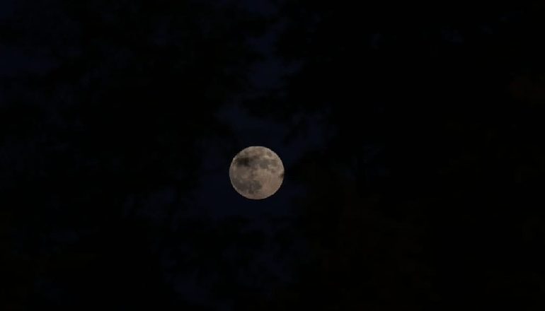 FOTOLAJM/ Hëna e plotë “mbretëron” qiellin, imazhet e mrekullueshme
