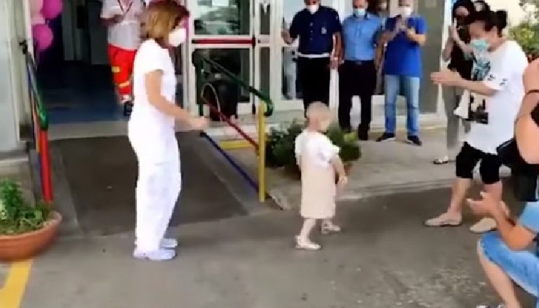 EMOCIONUESE/ Mposhti kancerin, vogëlushja lë spitalin duke kërcyer