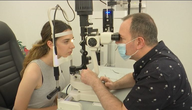 VALË TË NXEHTI NË VEND/ Duhet kujdes i shtuar për sytë, okulisti: Infeksione të shtuara nga…