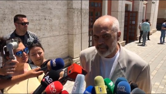 PAS MBLEDHJES NË TEATRIN “PETRO MARKO”/ Rama nga Vlora: I shqetësuar me punën e disa bashkive për turizmin