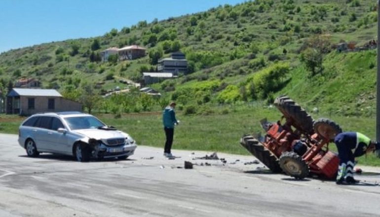 AKSIDENT TRAGJIK NË PËRRENJAS/ “Benzi” përplas traktorin, ndërron jetë pasagjeri