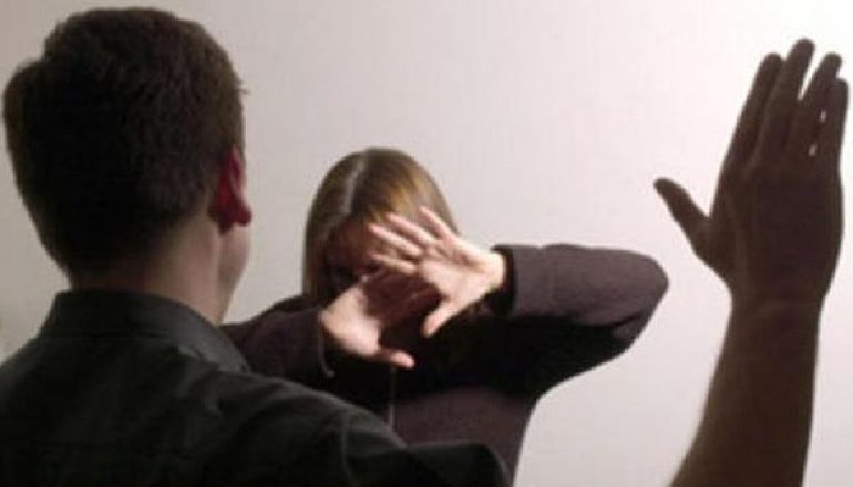 NJË TJETËR RAST DHUNE NË FAMILJE/ 35 vjeçari godet bashkëshorten në Fier, policia…
