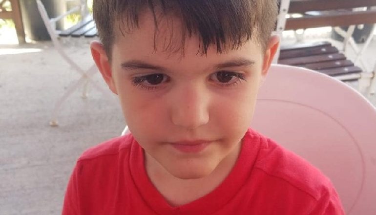 FËMIJA I VOGËL HUMB RRUGËN NË TIRANË/ Apeli: Kush e njeh të njoftojë të afërmit (FOTO)