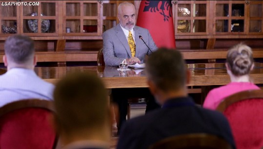 MAKINAT LUKSOZE THYEJNË RREGULLAT/ Rama: Unë vet qëndrojë në çdo semafor, shoferët e ministrave janë gjobitur