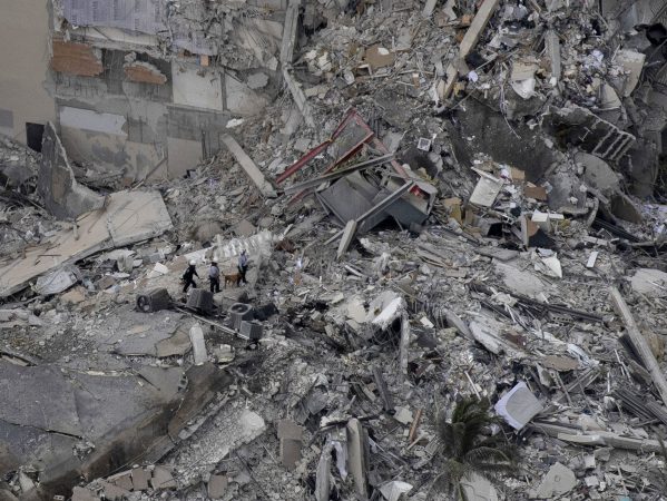 “DUKET SI 11 SHTATORI”/ Autoritetet në SHBA për shembjen e pallatit 12-katësh në Miami: 99 persona ende të humbur