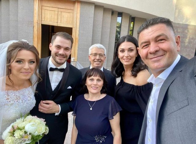 PAMJET NGA CEREMONIA/ Ish ministri Sandër Lleshaj marton vajzën