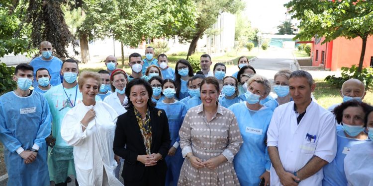 “JU ISHIT ME NE, NE JEMI ME JU”/ Një milion dollarë pajisje mjekësore për Shqipërinë nga SHBA, reagon Yuri Kim