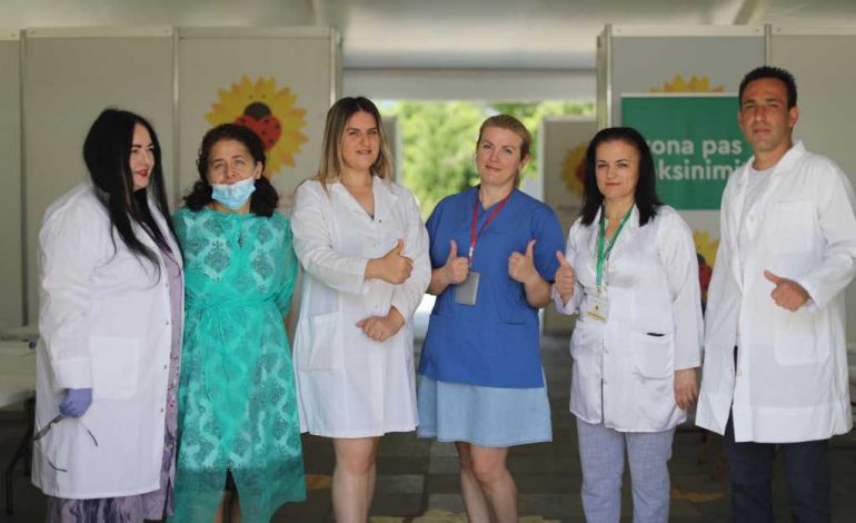 “SHQIPËRIA BUZËQESH”/ Manastrirliu: Ata që janë mbi 57 vjeç, të paraqiten në sheshin “Skënderbej” për të marrë dozën e vaksinës
