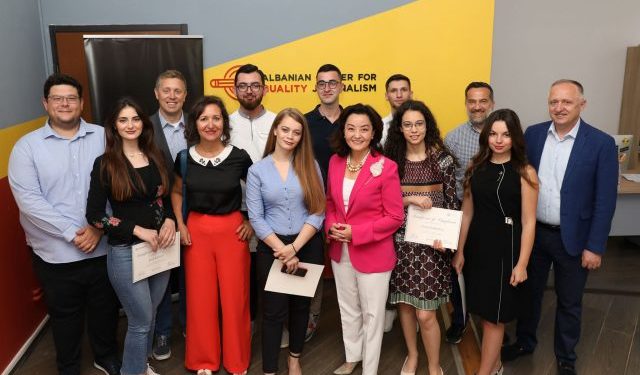 “KËRKONI TË…”/ Yuri Kim mesazh gazetarëve: Ju mund ta bëni Shqipërinë një vend më të mirë