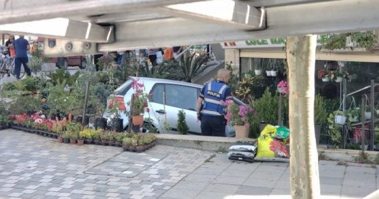 DALIN PAMJET E AKSIDENTIT/ Makina humb kontrollin nga shpejtësia dhe përfundon në dyqanin e luleve në Vlorë