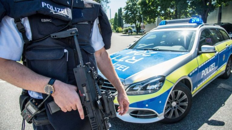 AKUZOHET PËR VRASJE/ Ekzekutimi i shqiptarit në mes të qytetit gjerman, dorëzohet në polici autori i dyshuar i krimit