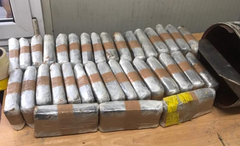 SEKUESTROHEN 17 KILOGRAM KOKAINË/ Shoferi i kamionit: S’kam dijeni jam i punësuar