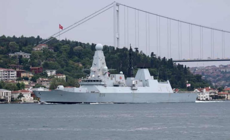 SHKELI KUFIRIN DETAR/ Rusët qëllojnë në drejtim të anijes britanike (FOTO)