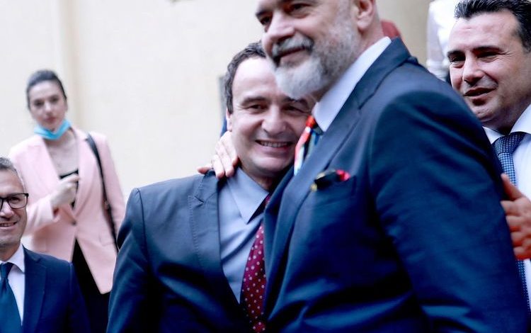 FOTOLAJM/ Momenti i PËRQAFIMIT mes Ramës dhe Kurtit në Samit