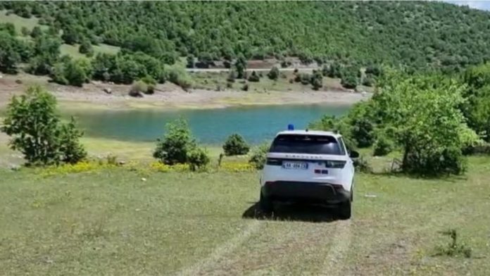 U GJET I PAJETËNË REZERVUARIN E GJANÇIT/ 25-vjeçari ishte me duar të lidhura. Dy pistat e hetimit për vdekjen e tij