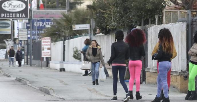 ALARMI NË ITALI/ Si po rritet prostitucioni nga vajzat e reja nigeriane (DËSHMITË)