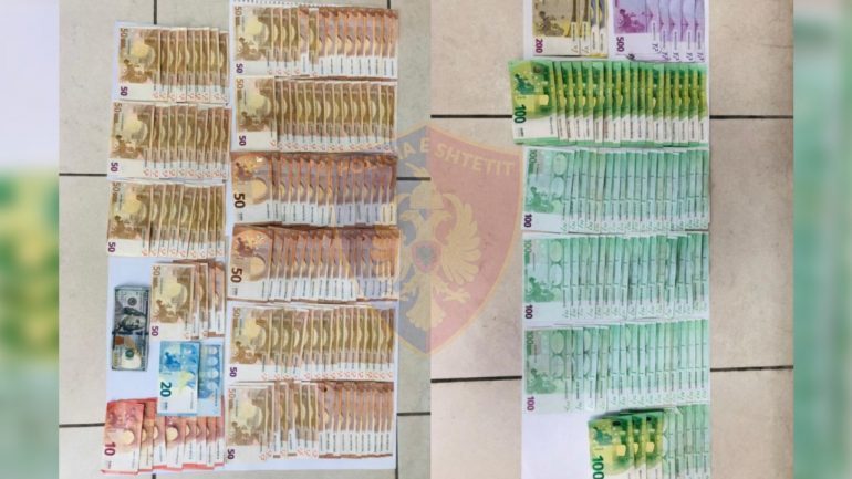 ZBARDHEN DETAJET/ Tentoi të kalonte në Qafë-Thanë me mbi 17 mijë euro të padeklaruara, arrestohet i riu nga…