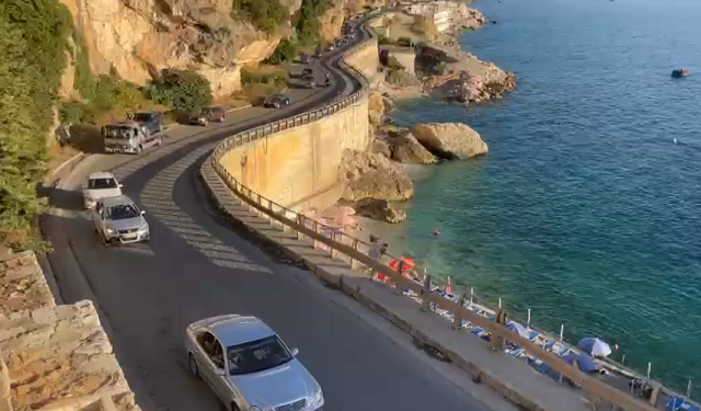 RIKTHEHEN QYTETARËT NGA PUSHIMET NË ZONAT E JUGUT/ 25 kilometra, vargu i makinave në trafik në Orikum