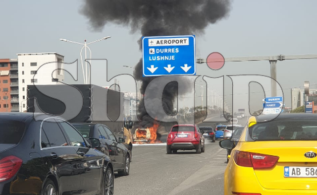 TYM I ZI DHE FLAKË/ Makina shkrumbohet totalisht tek mbikalimi në hyrje të autostradës