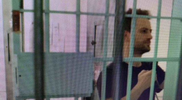 DUKE FOLUR NË TELEFON DHE I QETË/ Dalin PAMJET e reja brenda burgut të vrasësit të 20-vjeçares Caroline (VIDEO)