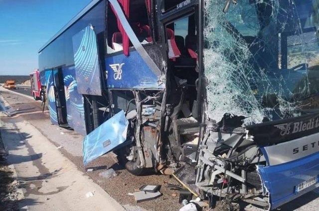 DETAJET/ Shoferi i autobusit bëri manovra të rrezikshme, 47-vjeçarja ndërroi jetë pasi ra nga…