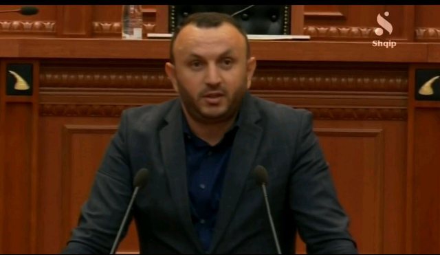 DEL VOTA E PARË NGA OPOZITA PËR SHKARKIMIN E METËS/ Deputeti: Koha e pandëshkueshmërisë…