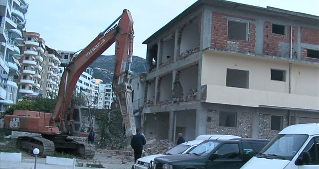 NDËRTONIN PA LEJE/ Arrestohen pronarë dhe punëtorë në Tepelenë, Sarandë, Himarë