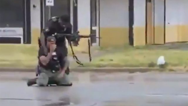 U DETYRUA TË VRASË 19-VJEÇAREN/ Polici amerikan nuk resht së qari, reagimi i familjes (VIDEO)