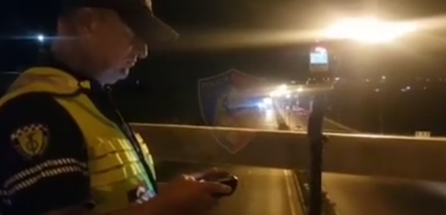ME SHPEJTËSI “SKËTERRË”/ Momenti kur policia kap me 200 km/h 29 vjeçarin në Tiranë (VIDEO)