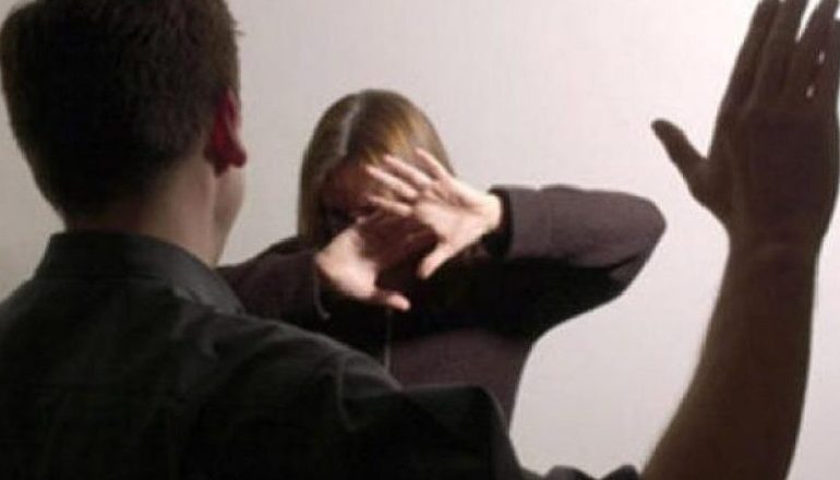 NJË TJETËR RAST I RËNDË NË TIRANË/ 40 vjeçari bën për spital bashkëjetuesen, arrestohet nga policia