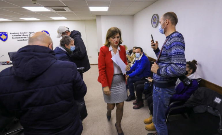 REFUZOI DORËHEQJEN/ Presidentja e Kosovës shkarkon kryetaren e KQZ-së, Valdete Daka