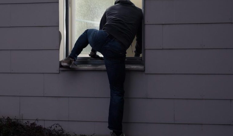 “MË VODHËN PANTALLONAT”/ Burri denoncon në polici: Po flija me gruan kur hajdutët u futën nëpërmjet dritares së banjës