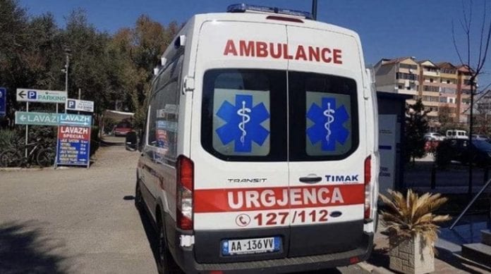 E RËNDË NË TIRANË/ Vajza 9-vjeçe bie nga ballkoni i pallatit, dërgohet me urgjencë në spital