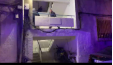 U EKZEKUTUA NË DERË TË SHTËPISË NË VLORË/ Momenti kur largohet trupi i pajetë (VIDEO)