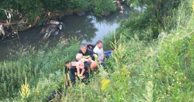 E RËNDË/ Makina del nga rruga dhe përmbyset në lumë, ndërron jetë pasagjerja shqiptare